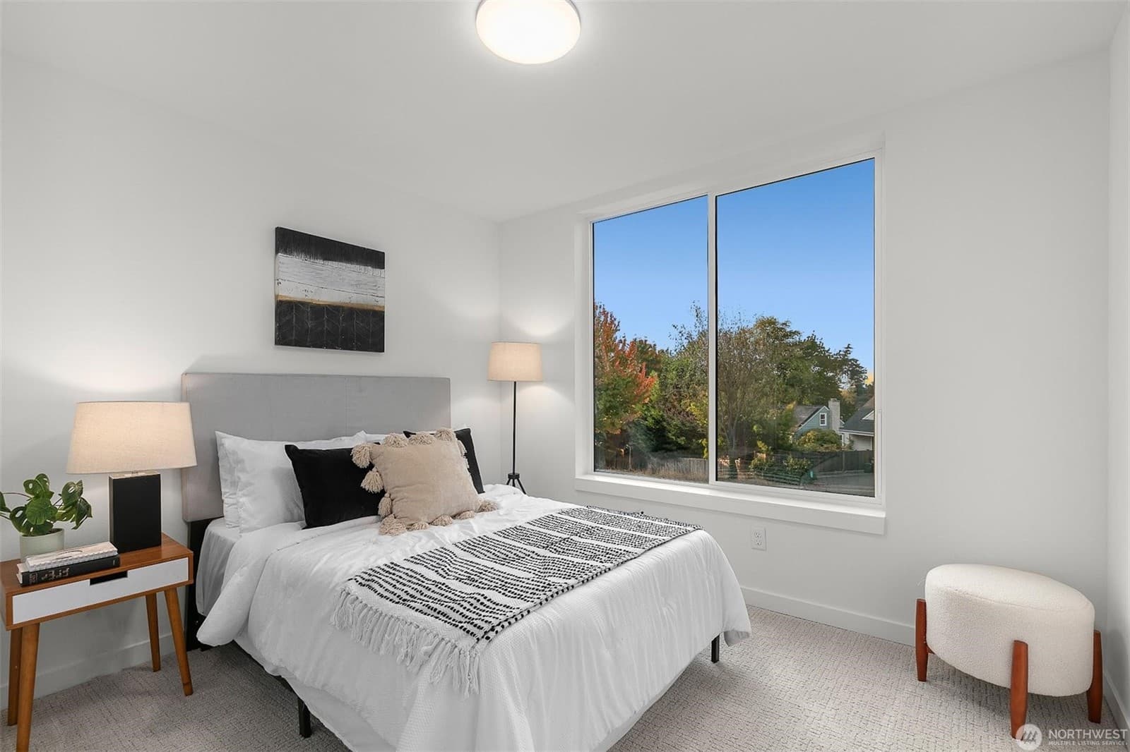 Second bedroom with a window onto the trees