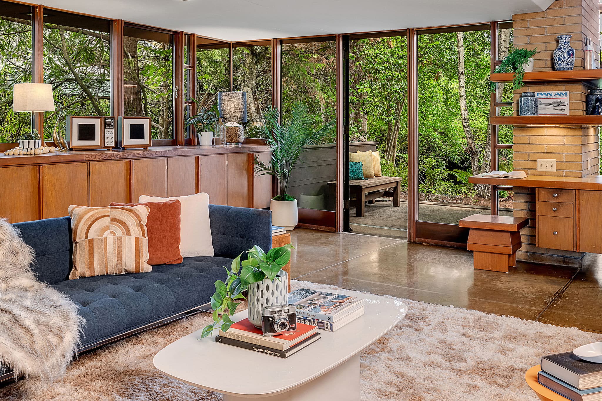 Living area in the glazed corner, with the woodland close outside