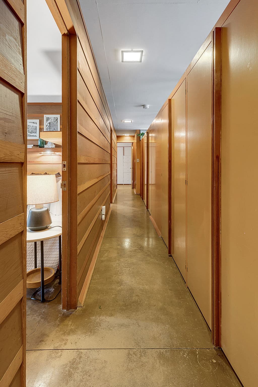 Hallway panelled in wood, on polished concrete